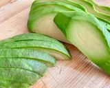 Hình bước làm 1 của món Salad Cá Hồi Xông Khói, Quả Bơ & Nụ Bạch Hoa