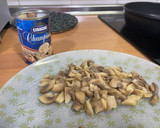 Foto del paso 1 de la receta: Tagliatelle con champiñones, longaniza y piñones