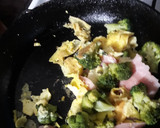 Foto del paso 3 de la receta: Revuelto de brócoli queso y jamón