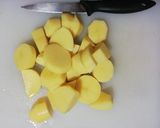 Foto del passaggio 4 della ricetta Polpette di carne al sugo con patate e piselli 🌷