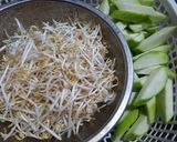 Hình bước làm 3 của món Mướp_ giá đỗ xào lòng gà