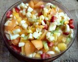 Foto del paso 4 de la receta: Ensalada de frutas en medio melón