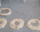 Foto del passaggio 4 della ricetta Ciambelle biscotto con yogurt e uvetta