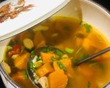Hình bước làm 2 của món Canh bí đỏ nấu nấm, đậu (ngày 7)
