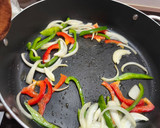 Foto del paso 2 de la receta: Merluza al vino
