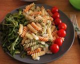 Foto del paso 9 de la receta Fusillis tricolor y enslada + mayonesa de ajo y tomatitos