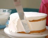 A picture of step 20 of Strawberry Decoration Cake, Chantilly Fraise.