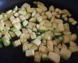 Foto del paso 2 de la receta: Brunch de ensalada de tomate y queso y revuelto de calabacín