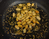 Foto del paso 7 de la receta: Arroz jazmín frito con curry, cacahuetes, sésamo, miel y langostinos