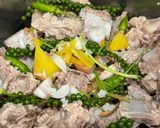 Hình bước làm 1 của món Cơm nhà với sườn cay núi lửa và sườn không cay núi tuyết