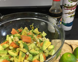 Foto del paso 3 de la receta: Ensalada de pollo, aguacate, pepino y papaya