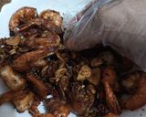 Foto langkah ke 8 dari resep Udang Bawang Goreng Sambal Embe.