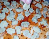 Фото кроку 5 до Быстрая и вкусная пицца в микроволновой печи.