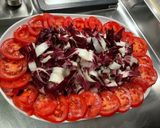 Une image de l'étape 5 de Salade de chicorée sauvage aux tomates et feta sauce balsamique.