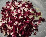 Foto del passaggio 2 della ricetta Fusilli con radicchio, gorgonzola e noci