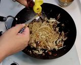 肉絲炒麵的食譜步驟17照片