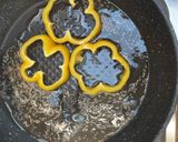 A picture of step 3 of "Yellow Flower" Fried Eggs🌼🌼🌼.
