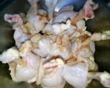 รูปขั้นตอนการทำที่ 1 ของ น่องปีกไก่ทอดคั่วน้ำปลา