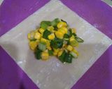 Foto langkah ke 3 dari resep Pangsit goreng segitiga isi jagung manis dan daun bawang.