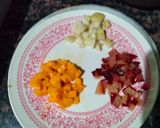 A picture of step 2 of Fruit jelly and cake dessert.