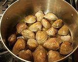A picture of step 6 of Linguine al Vongole .