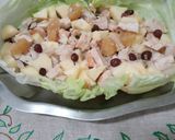 Foto del paso 1 de la receta: Picada de pollo, manzana, cebolla y pickles de manzana con pasas