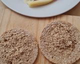 Foto del paso 3 de la receta: Sanguchito vegetariano 🥪 de pan de avena saciante y exprés relleno de queso y tomate 🧀 🍅