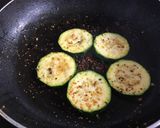 Foto del paso 2 de la receta: Merluza asada con champis y calabacín