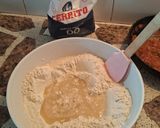 Foto del paso 4 de la receta: Pizza casera con salsa blanca y cebollas caramelizada
