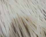 Foto del paso 1 de la receta: Pechuga a la mostaza, fideos de arroz y zapallito