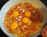 Foto del paso 4 de la receta: Huevos perico (huevos revueltos con cebolla y tomate)