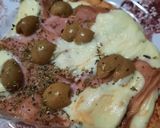 Foto del paso 5 de la receta: Pizza con jamón cocido y aceitunas verdes