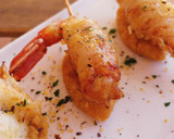 Foto del paso 9 de la receta: Brocheta de gamba rebozada en fideo de arroz y quenelle de patatas revolconas