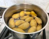 Une image de l'étape 2 de Salade marinée de pommes de terre aux harengs fumés, oignons et cornichons.