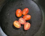Foto del paso 2 de la receta: 🍅 🫒🧄 🍞 Bruschetta con ricota olivas negras y tomate cherry dorados a la sartén 🍞🧄🫒🍅
