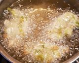 Foto del passaggio 3 della ricetta Frittelle di scarola e pinoli