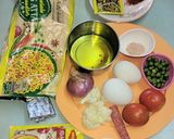 मिनी मॅगी नूडल्स पिझ्झा विथ एग (mini maggi noodles pizza with egg recipe in marathi) रेसिपी स्टेप 1 फोटो
