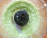 Foto del paso 3 de la receta: Tostadas de salmón con kale y aguacate