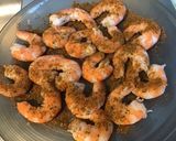 Une image de l'étape 2 de Brochettes de melon aux crevettes épicées et olives vertes.