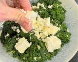 Foto del paso 2 de la receta: Spanakopita Rolls de Espincacas con queso Feta