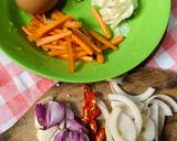 Foto langkah ke 1 dari resep Mie Goreng Sayur Dobel Protein.
