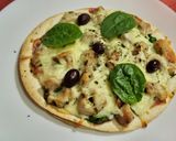 Foto del paso 4 de la receta: Pizzeta de pollo, quesos, jamón y espinacas con base de tortitas