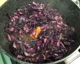Une image de l'étape 10 de Chou rouge aux épices et bouillon de gambas.