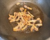 Foto langkah ke 2 dari resep Creamy Bacon & Mushroom Pasta.