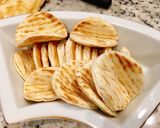 Hình bước làm 1 của món Snack - món ăn vặt từ vỏ bánh pizza