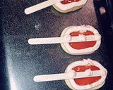 صورة لخطوة 3 من وصفة إسكيمو بذوق الفراولة🍓
