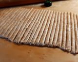 Foto del passaggio 2 della ricetta Grissini di farro aromatizzati con aglio origano e sesamo