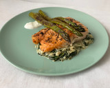 Foto del paso 9 de la receta: Salmón al horno con espárragos sobre cama de espinacas a la crema