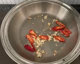 Foto langkah ke 3 dari resep Tumis brokoli wortel jamur.