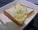 Foto langkah ke 4 dari resep Roti Bakar Selai Strawberry & Meises Cokelat.